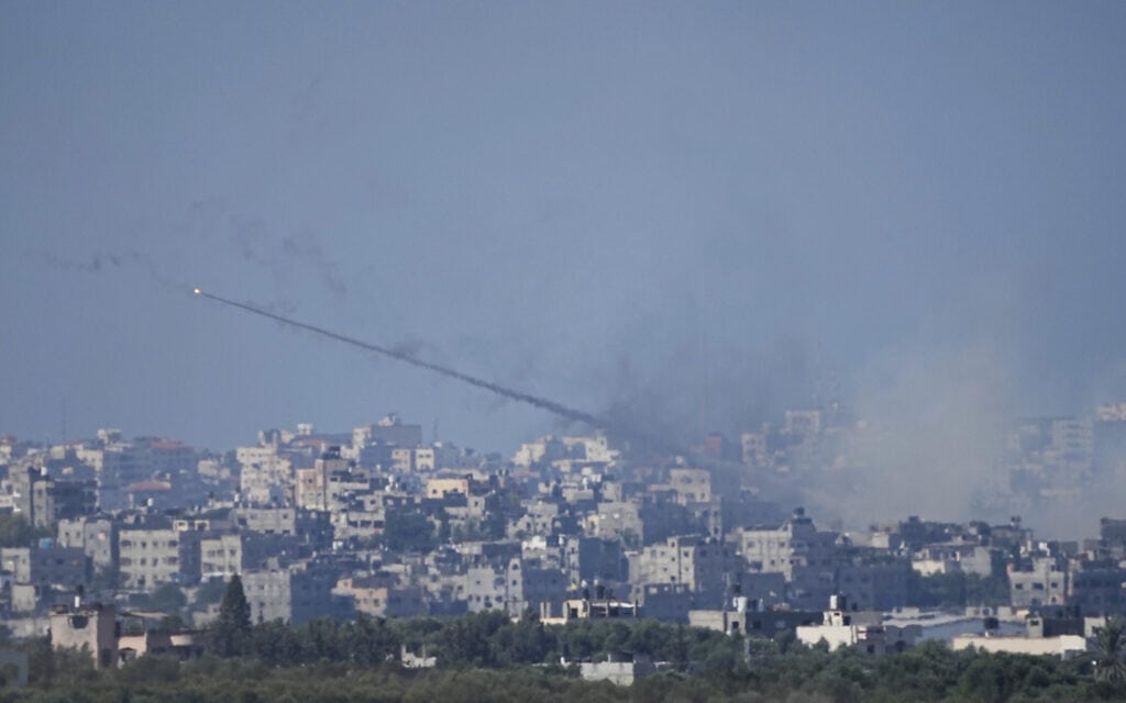 רקטה נורית מרצועת עזה לעבר ישראל, 15 באוקטובר 2023 (צילום: AP Photo/Ariel Schalit)