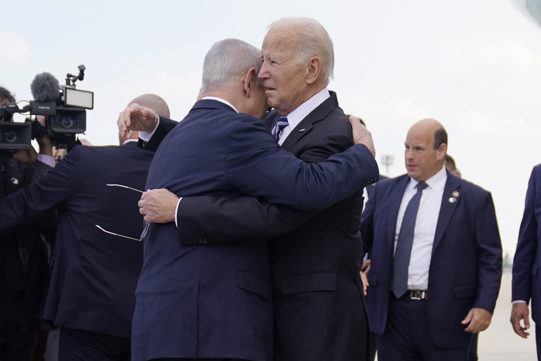 ראש הממשלה בנימין נתניהו מקבל את פניו של נשיא ארה&quot;ב ג&#039;ו ביידן עם נחיתתו בנתב&quot;ג, 18 באוקטובר 2023 (צילום: AP Photo/Evan Vucci)
