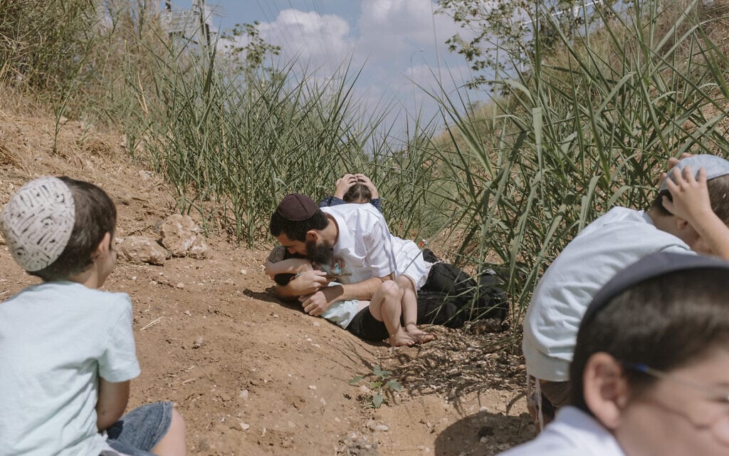 ישראלים תופסים מחסה ברחובות בשעה שמופעלת אזעקה, 13 באוקטובר 2023 (צילום: AP Photo / Dor Kedmi) ישראלים תופסים מחסה ברחובות בשעה שמופעלת אזעקה, 13 באוקטובר 2023 (צילום: AP Photo / Dor Kedmi)