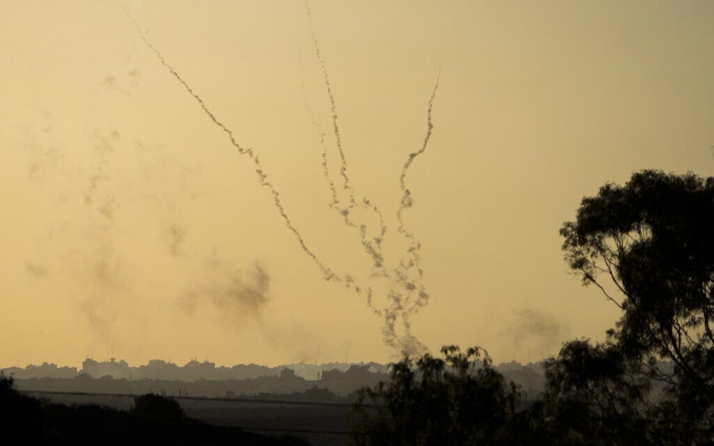 שובלי עשן של רקטות שנורו מרצועת עזה לישראל, 20 באוקטובר 2023 (צילום: AP Photo/Francisco Seco) שובלי עשן של רקטות שנורו מרצועת עזה לישראל, 20 באוקטובר 2023 (צילום: AP Photo/Francisco Seco)