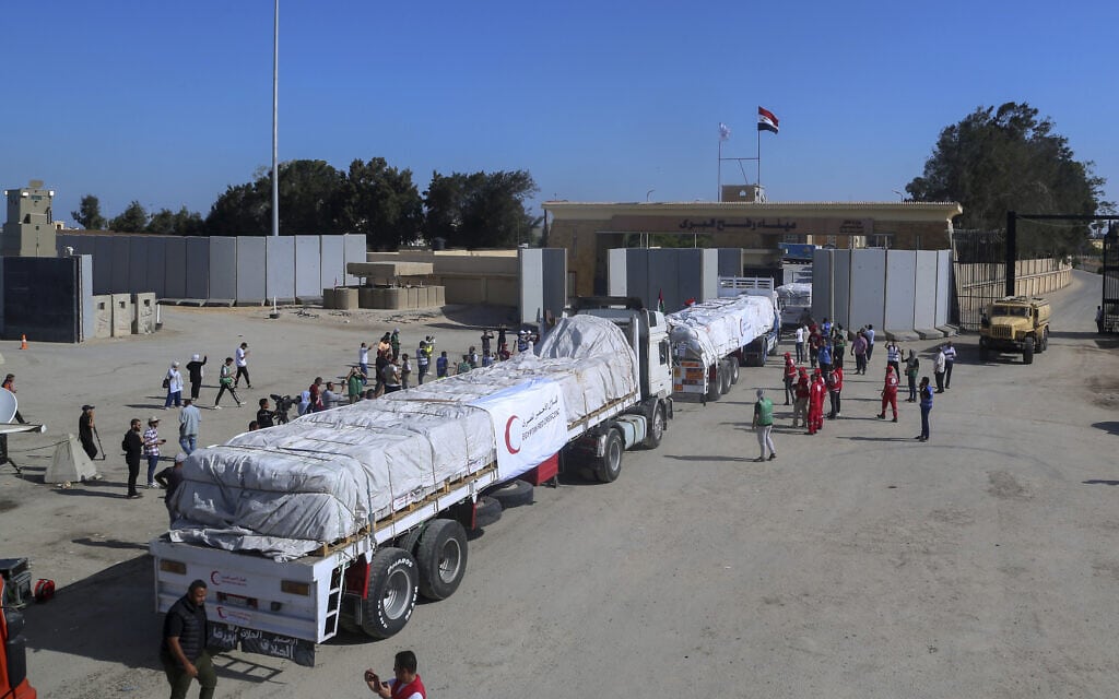 מעבר רפיח נפתח להעברת משאיות עם ציוד הומניטרי עבור תושבי עזה, 21 באוקטובר 2023 (צילום: AP Photo/Mohammed Asad)
