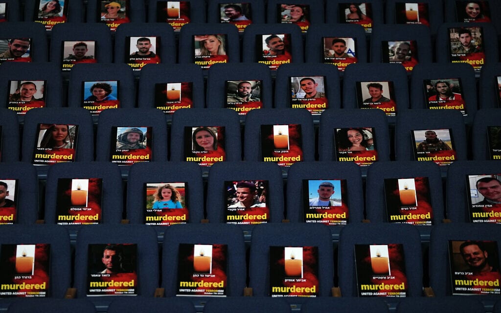 תמונותיהם של החללים, החטופים, השבויים והנעדרים באודיטוריום סמולרש באוניברסיטת תל אביב, 22 באוקטובר 2023 (צילום: AP Photo / Ohad Zwigenberg)