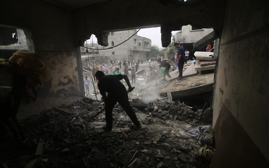 אתר ברפיח שהופצץ על ידי ישראל, 23 באוקטובר 2023 (צילום: AP Photo / Hatem Ali)