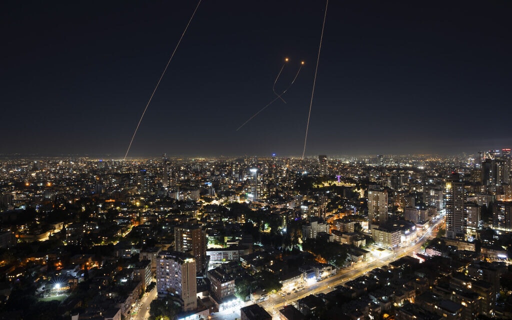 כיפת ברזל מיירטת רקטה מעזה במרכז ישראל, 26 באוקטובר 2023 (צילום: עודד בלילטי/פלאש90)