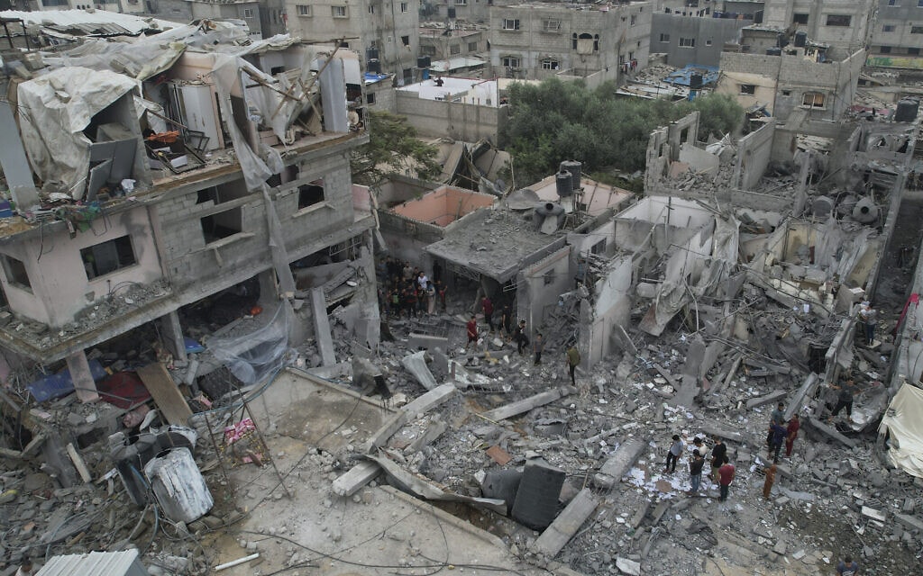 מבנים שנפגעו בהפצצות הישראליות במחנה הפליטים נוסייראת, 29 באוקטובר 2023 (צילום: AP Photo / Hatem Moussa)