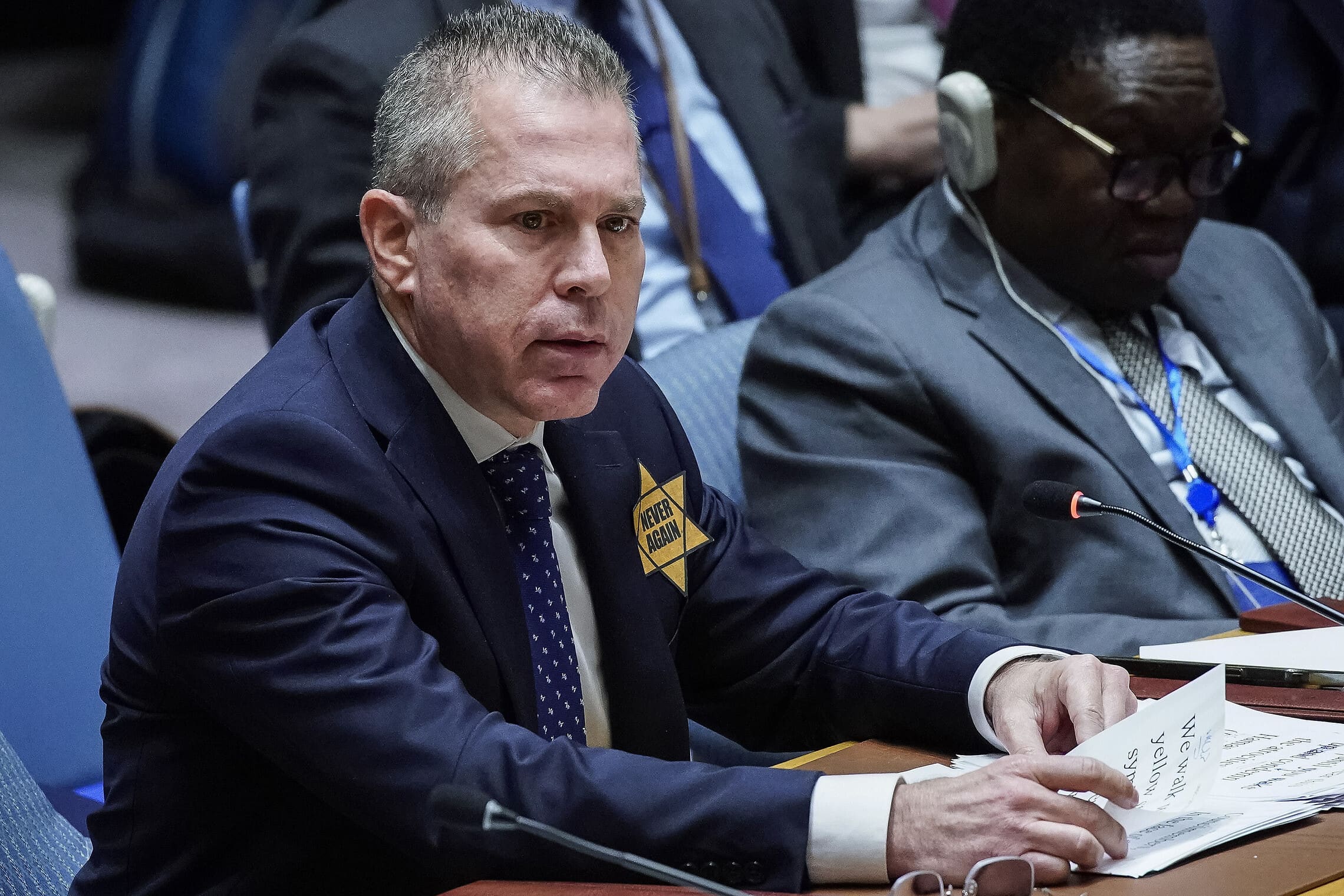 שגריר ישראל באו&quot;ם גלעד ארדן נואם בפני מועצת הביטחון כשטלאי צהוב על דש בגדו. 30 באוקטובר 2023 (צילום: AP Photo/Eduardo Munoz Alvarez)