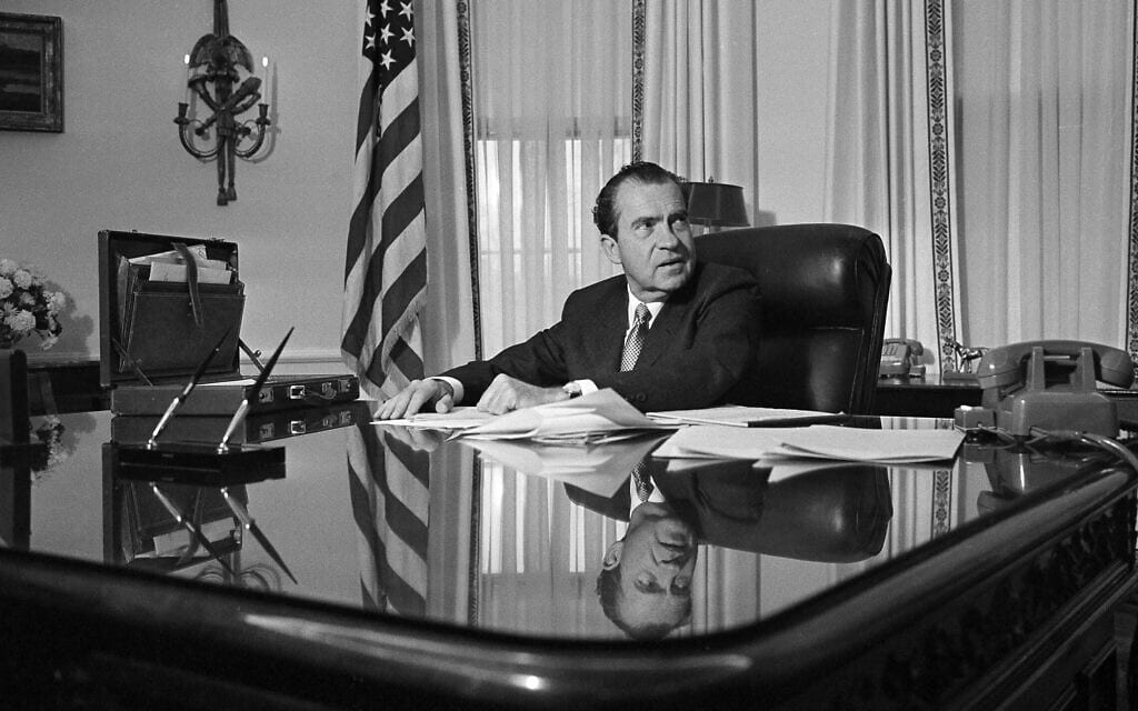 נשיא ארה"ב ריצ'רד ניקסון ביום העובדה הראשון שלו כנשיא, הבית הלבן, 21 בינואר 1969 (צילום: AP Photo/Charles Harrity)