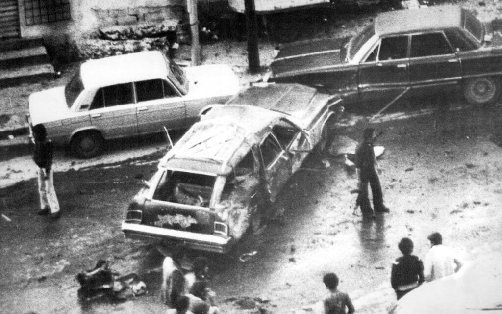 מבט על המכונית של עלי חסן סלאמה בביירות אחרי החיסול של המוסד, לבנון, 22 בינואר 1979 (צילום: AP-PHOTO/As Safir)