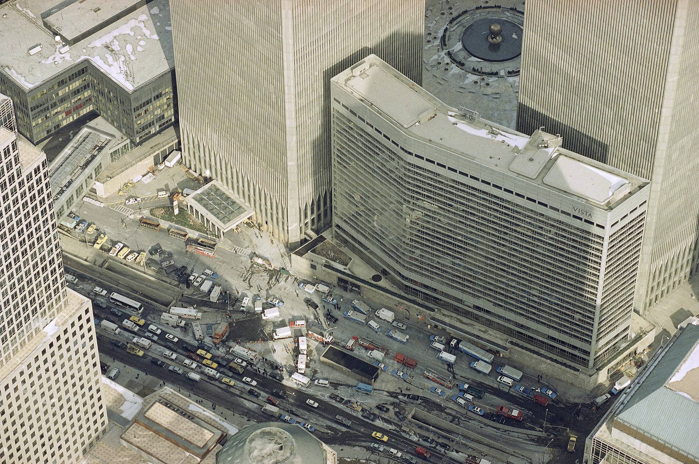 ההרס אחרי הפיגוע במגדלי התאומים בניו יורק, 27 בפברואר 1993 (צילום: AP Photo/Mike Derer)