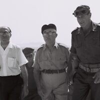 ראש הממשלה לוי אשכול (במרכז) והשר מנחם בגין (משמאל) עם אלוף פיקוד דרום ישעיהו גביש מבקרים אצל כוחות צה"ל בסיני, 13 ביוני 1967