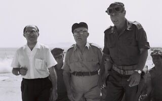 ראש הממשלה לוי אשכול (במרכז) והשר מנחם בגין (משמאל) עם אלוף פיקוד דרום ישעיהו גביש מבקרים אצל כוחות צה"ל בסיני, 13 ביוני 1967 (צילום: משה מילנר/לע"מ) ראש הממשלה לוי אשכול (במרכז) והשר מנחם בגין (משמאל) עם אלוף פיקוד דרום ישעיהו גביש מבקרים אצל כוחות צה"ל בסיני, 13 ביוני 1967 (צילום: משה מילנר/לע"מ)