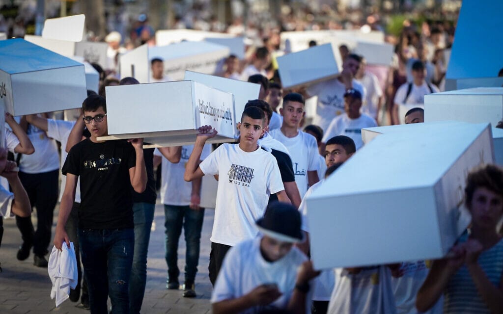 בני נוער מהחברה הערבית משתתפים בהפגנה במחאה על העלייה במספר הרציחות בחברה הערבית, 6 באוגוסט 2023 (צילום: אבשלום ששוני/פלאש90)