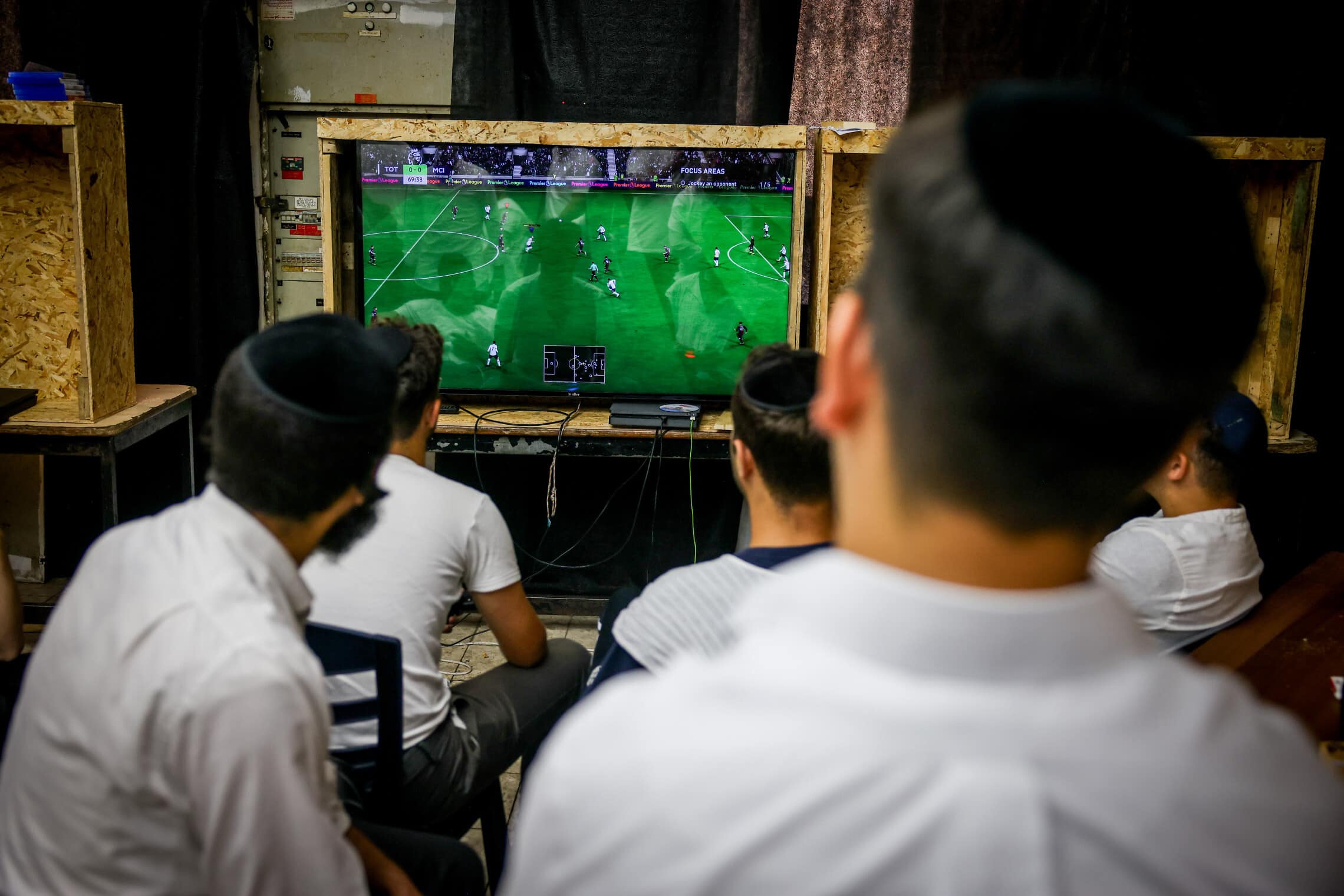 .תלמידי ישיבה צופים במשחק כדורגל בירושלים, 16 באוגוסט 2023 (צילום: Chaim Goldberg/Flash90)