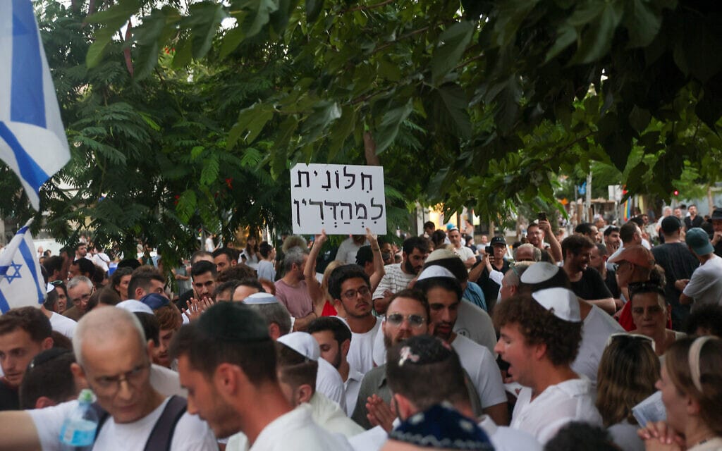 עימותים בין אנשי "ראש יהודי" שניסו לקיים תפילה בהפרדה מגדרית בכיכר דיזנגוף לבין התושבים החילונים באזור בערב יום הכיפורים, 24 בספטמבר 2023 (צילום: Itai Ron/Flash90)