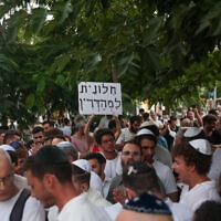 עימותים בין אנשי "ראש יהודי" שניסו לקיים תפילה בהפרדה מגדרית בכיכר דיזנגוף לבין התושבים החילונים באזור בערב יום הכיפורים, 24 בספטמבר 2023 (צילום: Itai Ron/Flash90)