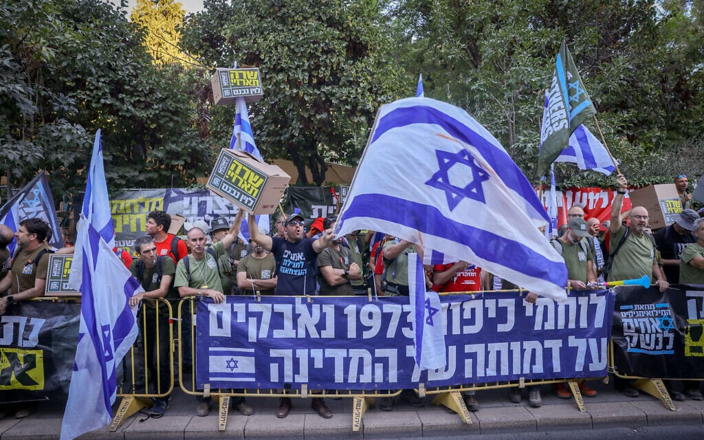 הפגנה של &quot;אחים לנשק&quot; נגד ההפיכה המשטרית מול מעון ראש הממשלה בנימין נתניהו בירושלים, 28 בספטמבר 2023 (צילום: חיים גולדברג/פלאש90)
