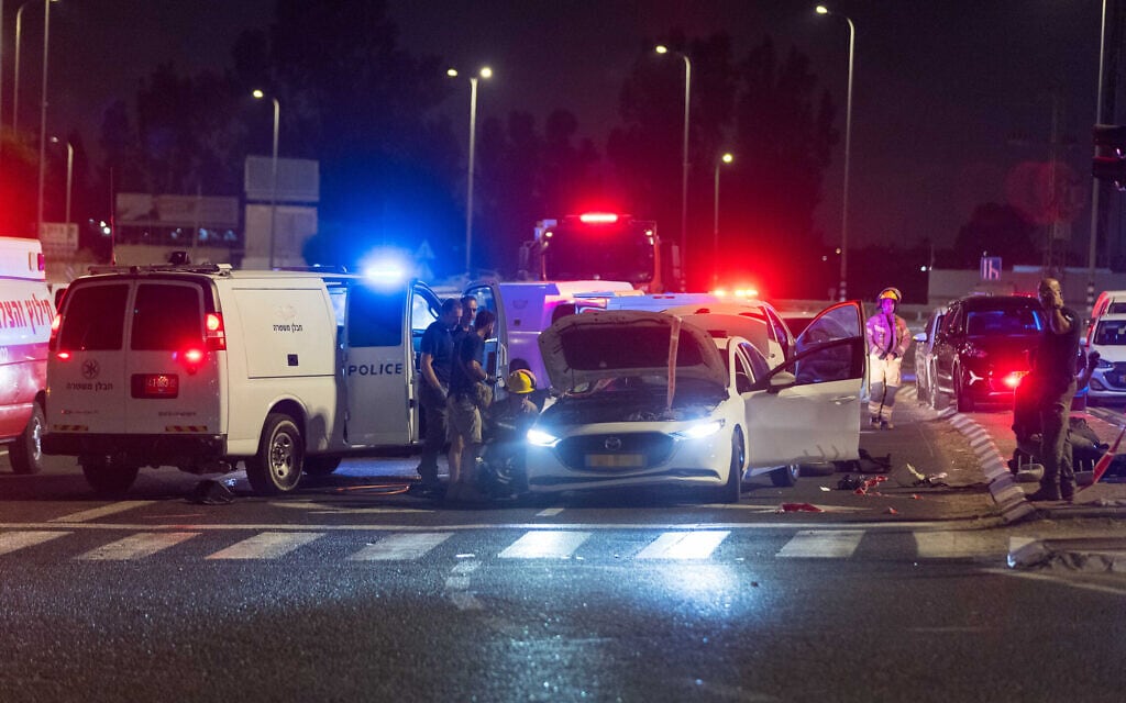 כוחות משטרה בוחנים את הזירה בה שוטרים ירו לעבר שני בני אדם בצומת ראם, לאחר שנחשדו בפיצוץ מטען ליד מושב חצב. 2 באוקטובר 2023 (צילום: Liron Moldovan/Flash90) כוחות משטרה בוחנים את הזירה בה שוטרים ירו לעבר שני בני אדם בצומת ראם, לאחר שנחשדו בפיצוץ מטען ליד מושב חצב. 2 באוקטובר 2023 (צילום: Liron Moldovan/Flash90)