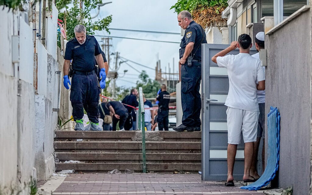 שוטרים בזירת חיסול באשקלון. 1 באוקטובר 2023 (צילום: Flash90) שוטרים בזירת חיסול באשקלון. 1 באוקטובר 2023 (צילום: Flash90)