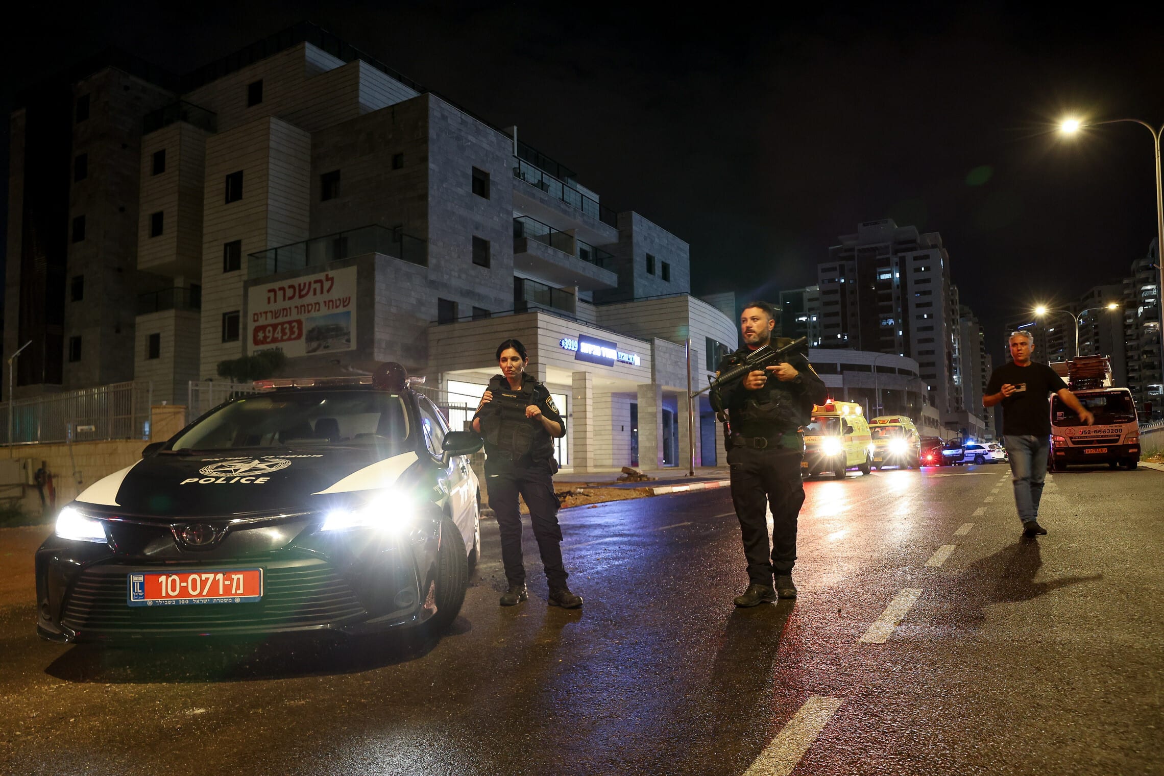 כוחות משטרה חוסמים כביש בג&#039;ואריש ברמלה. 1 באוקטובר 2023 (צילום: Yossi Aloni/Flash90)