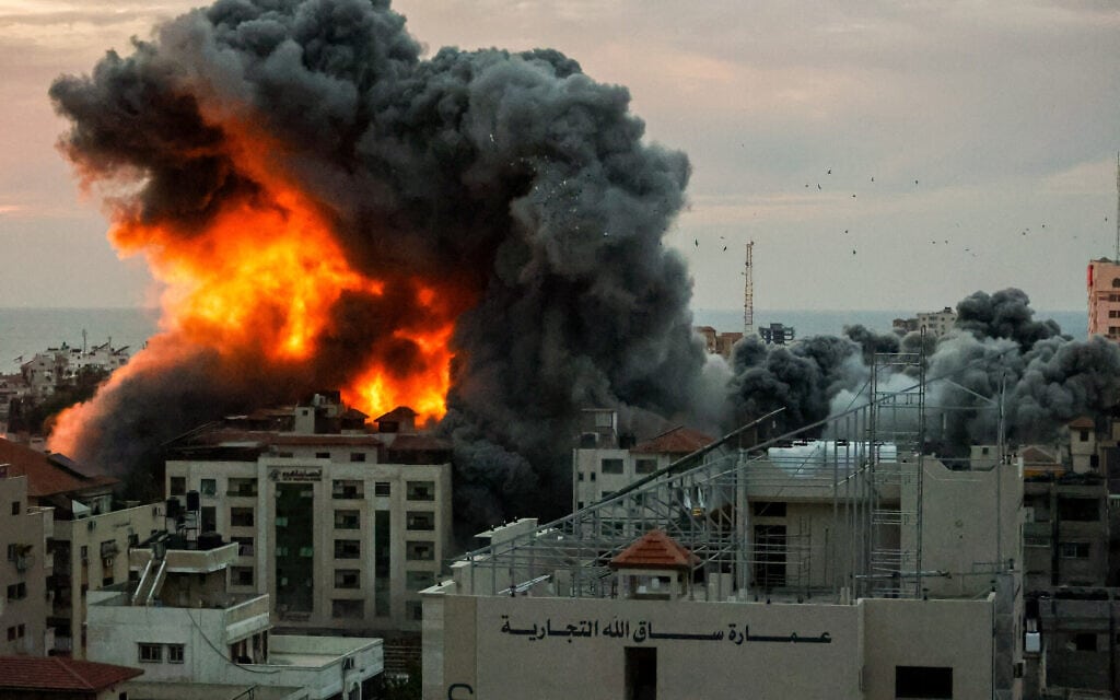 אש ועשן בעקבות תקיפה ישראלית בעיר עזה שברצועה, 7 באוקטובר 2023 (צילום: Atia Mohammed/Flash90)