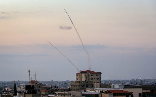 ירי רקטות מאזור רפיח שבדרום רצועת עזה לישראל. 7 באוקטובר 2023 (צילום: Abed Rahim Khatib/Flash90)