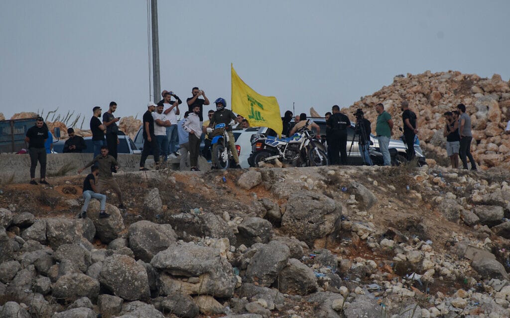 פעילי חזבאללה בלבנון מפגינים מול מטולה, 7 באוקטובר 2023 (צילום: אייל מרגולין, פלאש90)