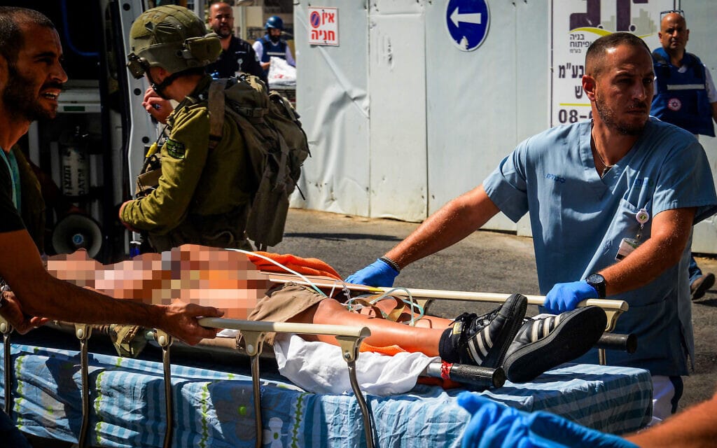 פצועי מלחמה מגיעים לבית החולים סורוקה בבאר שבע, 7 באוקטובר 2023 (צילום: דודו גרינשפאן, פלאש 90) פצועי מלחמה מגיעים לבית החולים סורוקה בבאר שבע, 7 באוקטובר 2023 (צילום: דודו גרינשפאן, פלאש 90)