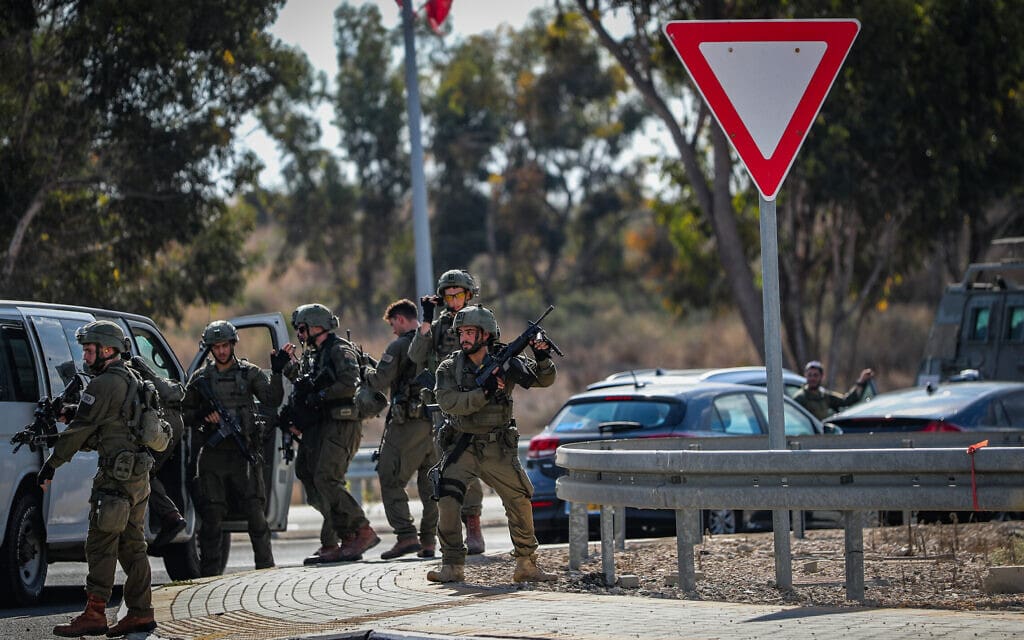 אנשי ביטחון ישראלים ליד שדרות, 7 באוקטובר 2023 (צילום: ג'מאל עוואד, פלאש 90)