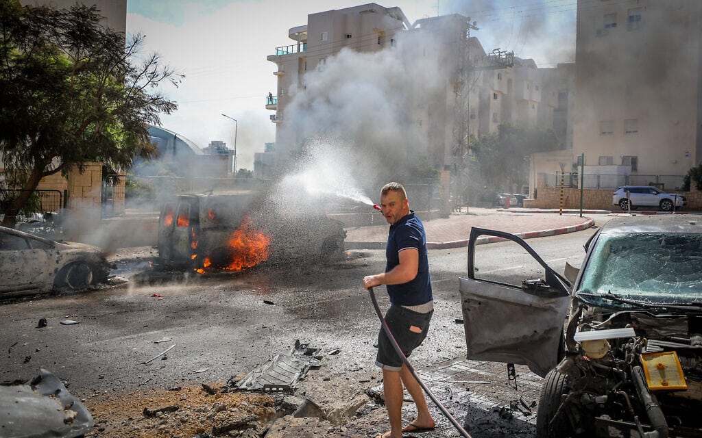 פגיעה ישירה של רקטה שנורתה מעזה לאשקלון. 7 באוקטובר 2023 (צילום: Jamal Awad/Flash90) פגיעה ישירה של רקטה שנורתה מעזה לאשקלון. 7 באוקטובר 2023 (צילום: Jamal Awad/Flash90)