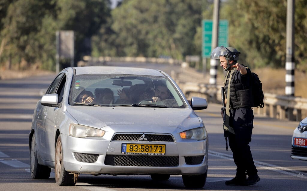 מחסום צבאי בין שדרות לקיבוץ אור הנר עקב חדירות המחבלים לישראל, 7 באוקטובר 2023 (צילום: נתי שוחט, פלאש 90) מחסום צבאי בין שדרות לקיבוץ אור הנר עקב חדירות המחבלים לישראל, 7 באוקטובר 2023 (צילום: נתי שוחט, פלאש 90)