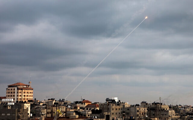 עשן מיתמר מעזה בעקבות ירי ירקטות לעבר ישראל. 7 באוקטובר 2023 (צילום: Yousef Mohammed/FLASH90)