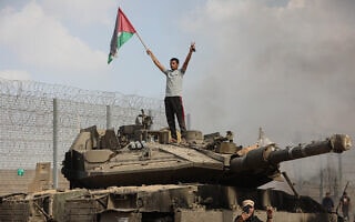 פלסטינים על טנק על הגדר עם חאן יונס (צילום: Yousef Mohammed/FLASH90) פלסטינים על טנק על הגדר עם חאן יונס (צילום: Yousef Mohammed/FLASH90)