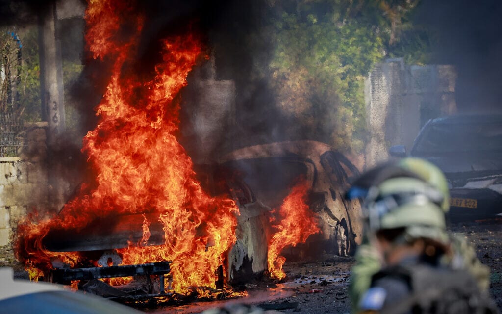 רכב עולה באש בעקבות נפילת רקטה באשקלון, 7 באוקטובר 2023 (צילום: Yossi Zamir/Flash90)