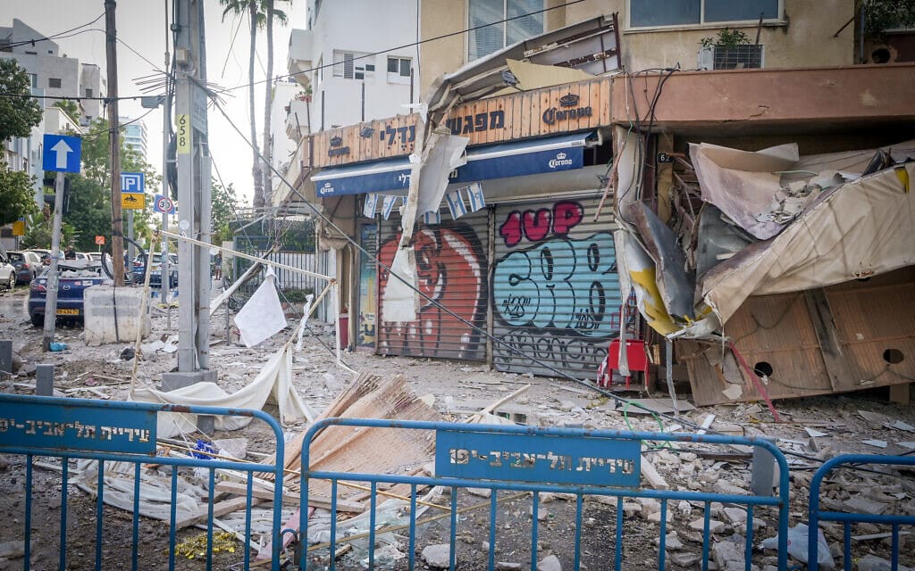 נזק שנגרם מפגיעת רקטה במרכז תל אביב, 8 באוקטובר 2023 (צילום: אבשלום ששוני / פלאש 90)