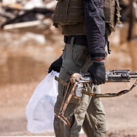 כלי נשק של מחבלי חמאס שנתפס בשדרות, 8 באוקטובר 2023 (צילום: Chaim Goldberg/Flash90)