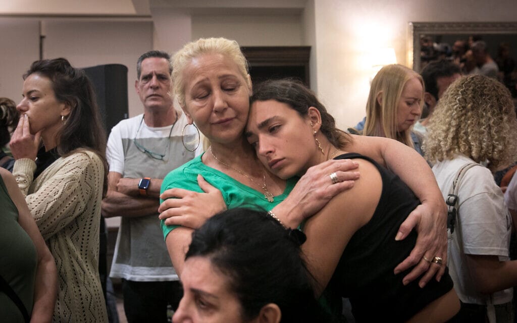 משפחות של ישראלים שנחטפו לרצועת עזה בידי חמאס במסיבת עיתונאים בכפר המכביה, 8 באוקטובר, 2023 (צילום: מרים אלסטר, פלאש 90)