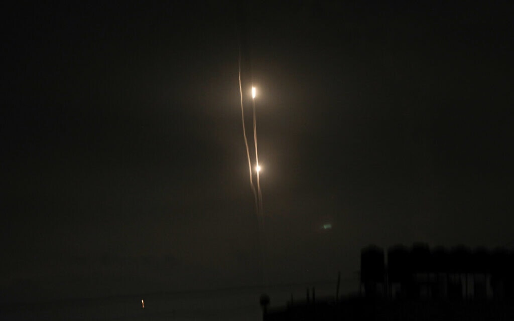 רקטות שנורו מדרום רצועת עזה לישראל, 7 באוקטובר 2023 (צילום: Yousef Mohammed/FLASH90)