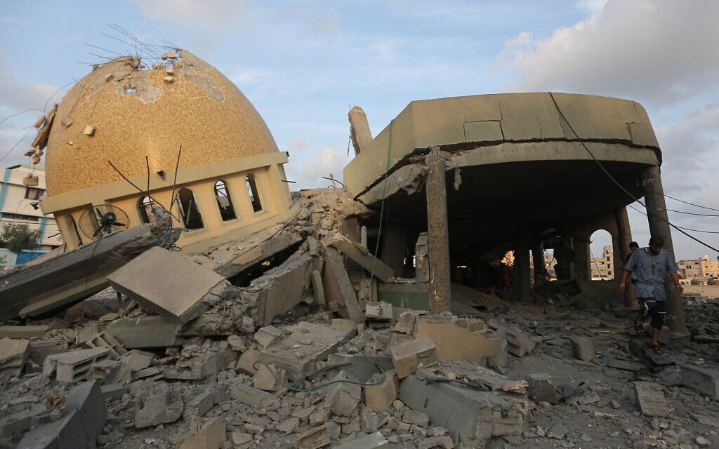 מסגד שנפגע בתקיפה ישראלית בחאן יונס, 8 באוקטובר 2023 (צילום: Yousef Mohammed / FLASH 90)