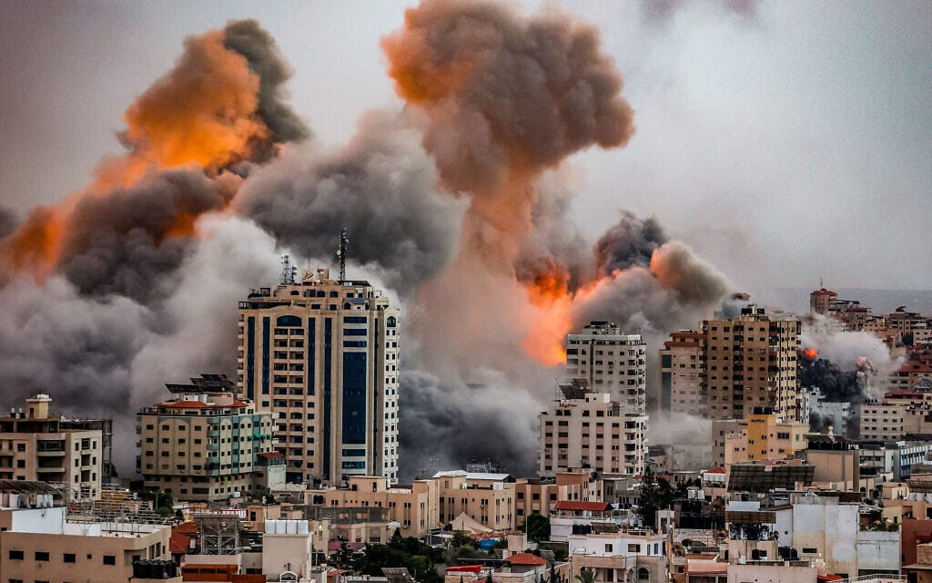 עשן מיתמר בעקבות תקיפה ישראלית בעיר עזה, 9 באוקטובר 2023 (צילום: Atia Mohammed / Flash 90)