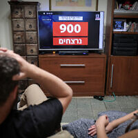 .ישראלים צופים בדיווחים על המלחמה, 9 באוקטובר 2023 (צילום: Noam Revkin Fenton/FLASH90)