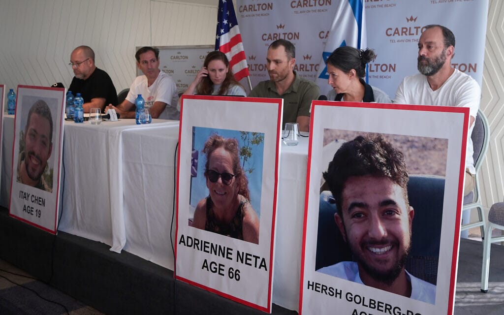 משפחות חטופים בעלי אזרחות אמריקאית במסיבת עיתונאים בתל אביב, 10 באוקטובר 2023 (צילום: אבשלום ששוני/פלאש90)