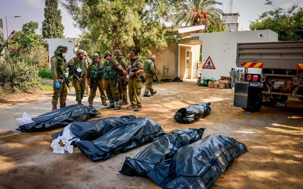 גופות של אזרחים ישראלים שנרצחו על ידי מחבלי חמאס בכפר עזה, 10 באוקטובר 2023 (צילום: Chaim Goldberg/Flash90)