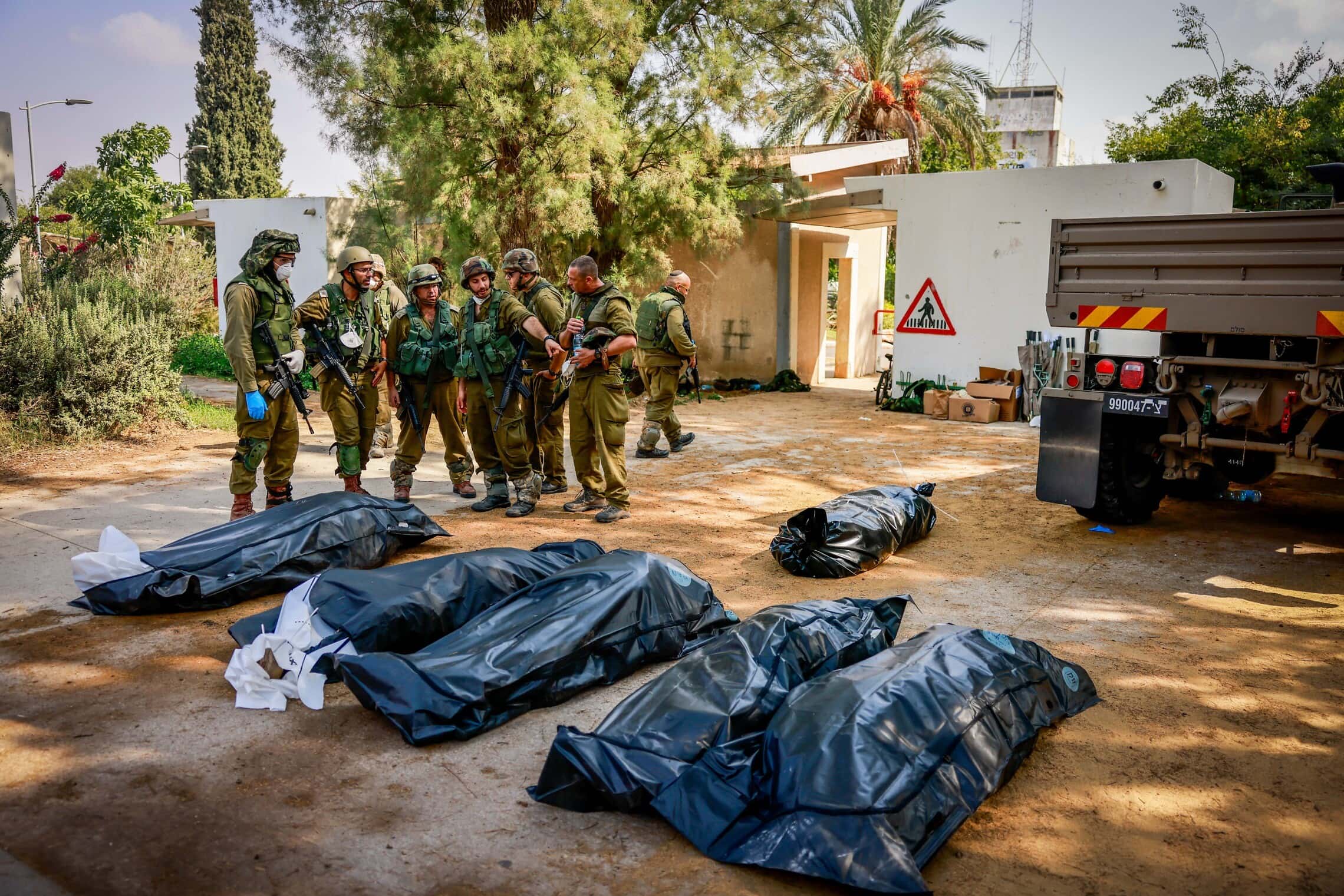 גופות של אזרחים ישראלים שנרצחו על ידי מחבלי חמאס בכפר עזה, 10 באוקטובר 2023 (צילום: Chaim Goldberg/Flash90)