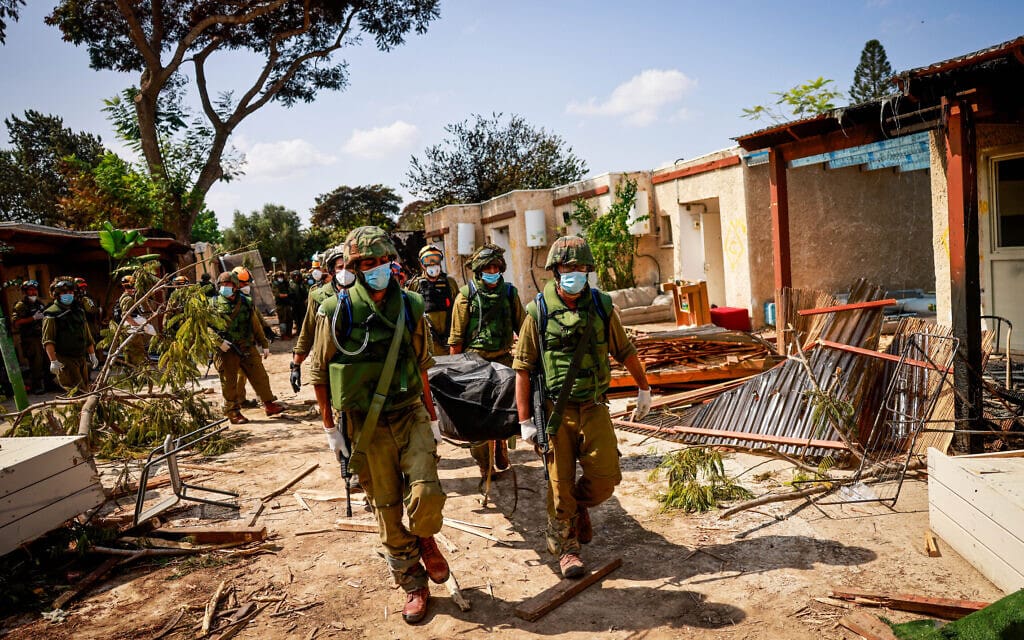 חיילים מפנים גופות בקיבוץ כפר עזה, 10 באוקטובר 2023 (צילום: חיים גולדברג/פלאש90)