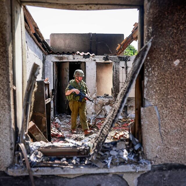 בית שנשרף בכפר עזה על ידי מחבלים של חמאס, 10 באוקטובר 2023 (צילום: Chaim Goldberg/Flash90)