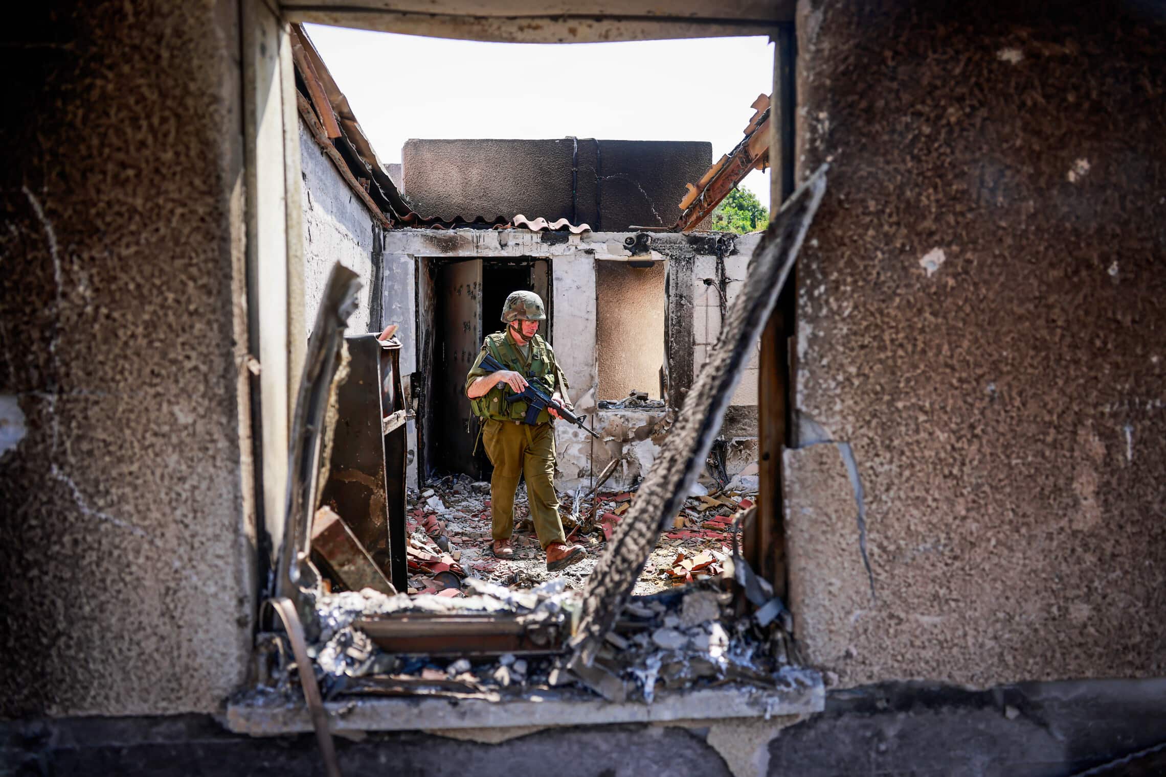 בית שנשרף בכפר עזה על ידי מחבלים של חמאס, 10 באוקטובר 2023 (צילום: Chaim Goldberg/Flash90)