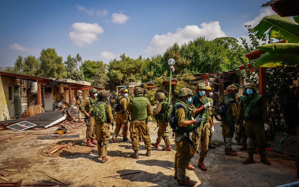 חיילים אומדים נזקים בכפר עזה. 10 באוקטובר 2023 (צילום: Chaim Goldberg/Flash90)