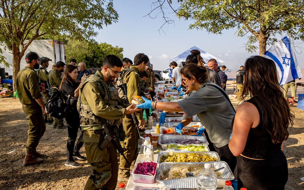 מתנדבים ישראלים מאכילים חיילים על גבול עזה, 11 באוקטובר 2023 (צילום: אורן בן חקון/פלאש90)