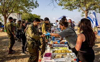 מתנדבים ישראלים מאכילים חיילים על גבול עזה, 11 באוקטובר 2023 (צילום: אורן בן חקון/פלאש90) מתנדבים ישראלים מאכילים חיילים על גבול עזה, 11 באוקטובר 2023 (צילום: אורן בן חקון/פלאש90)