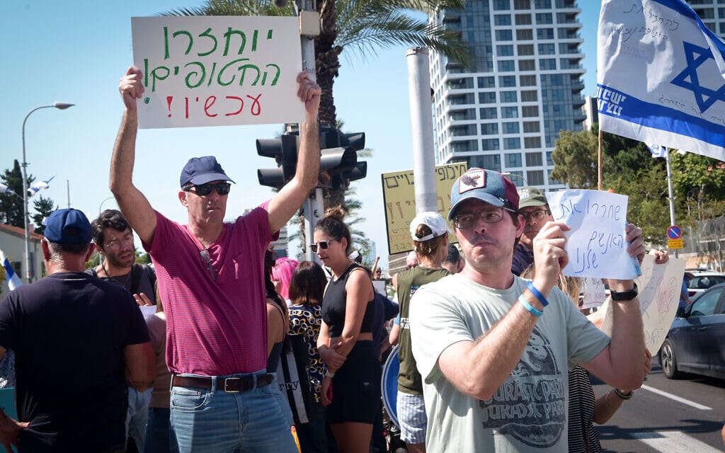 הפגנה בתל אביב למען החזרת השבויים והחטופים מעזה, 14 באוקטובר 2023 (צילום: Avshalom Sassoni/FLASH90)